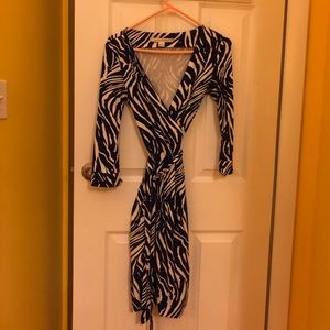 Diane Von Furstenberg size 2 blue and white Tiger striped wrap dress